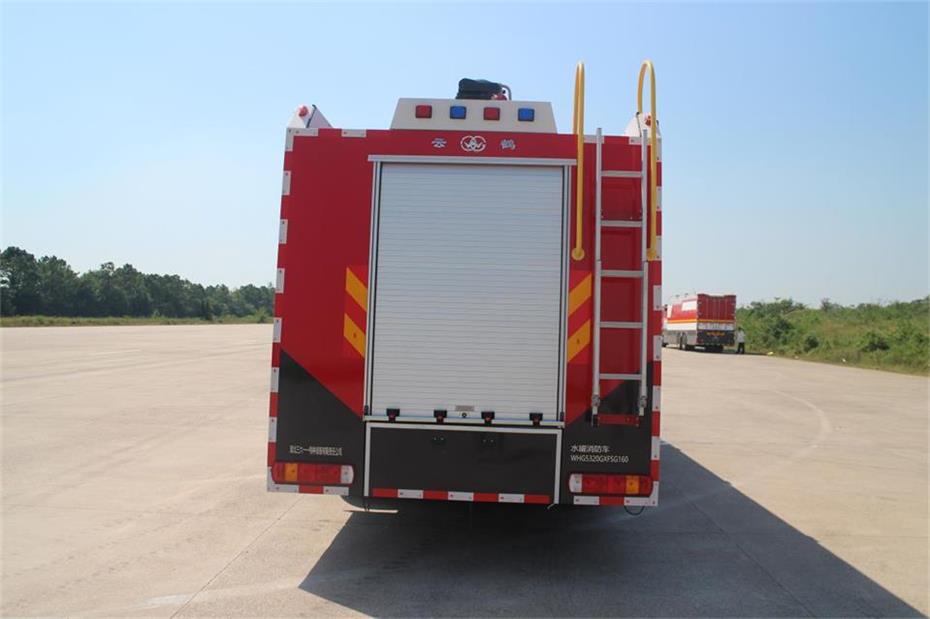 16噸豪沃后雙橋水罐消防